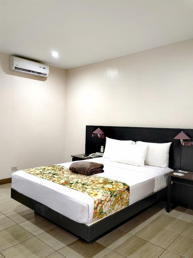 Batangas Country Club Hotell Exteriör bild