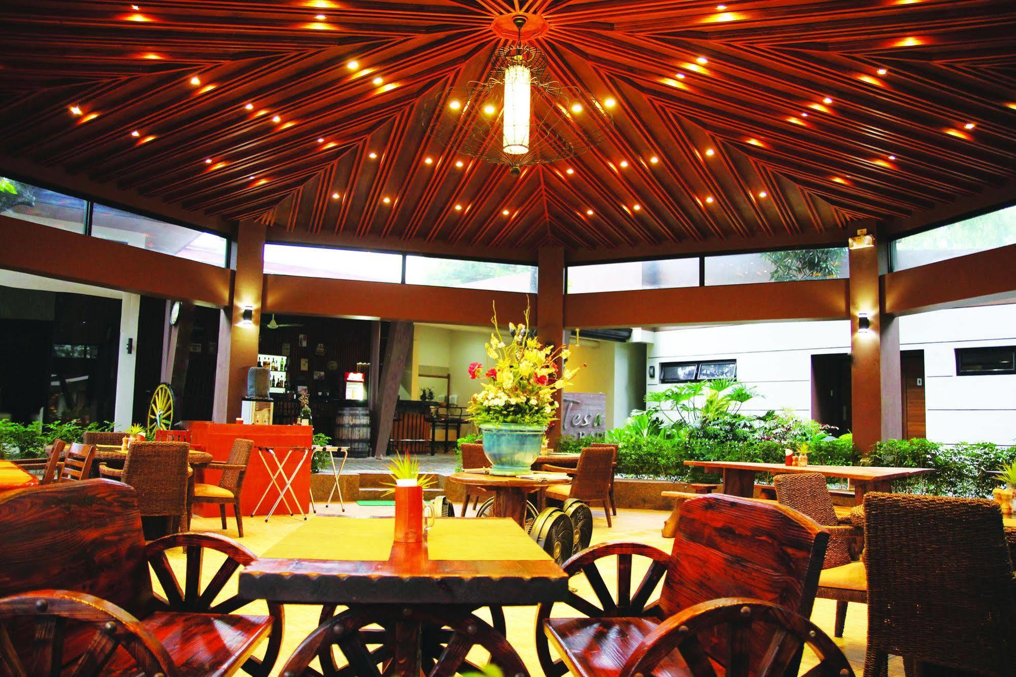 Batangas Country Club Hotell Exteriör bild