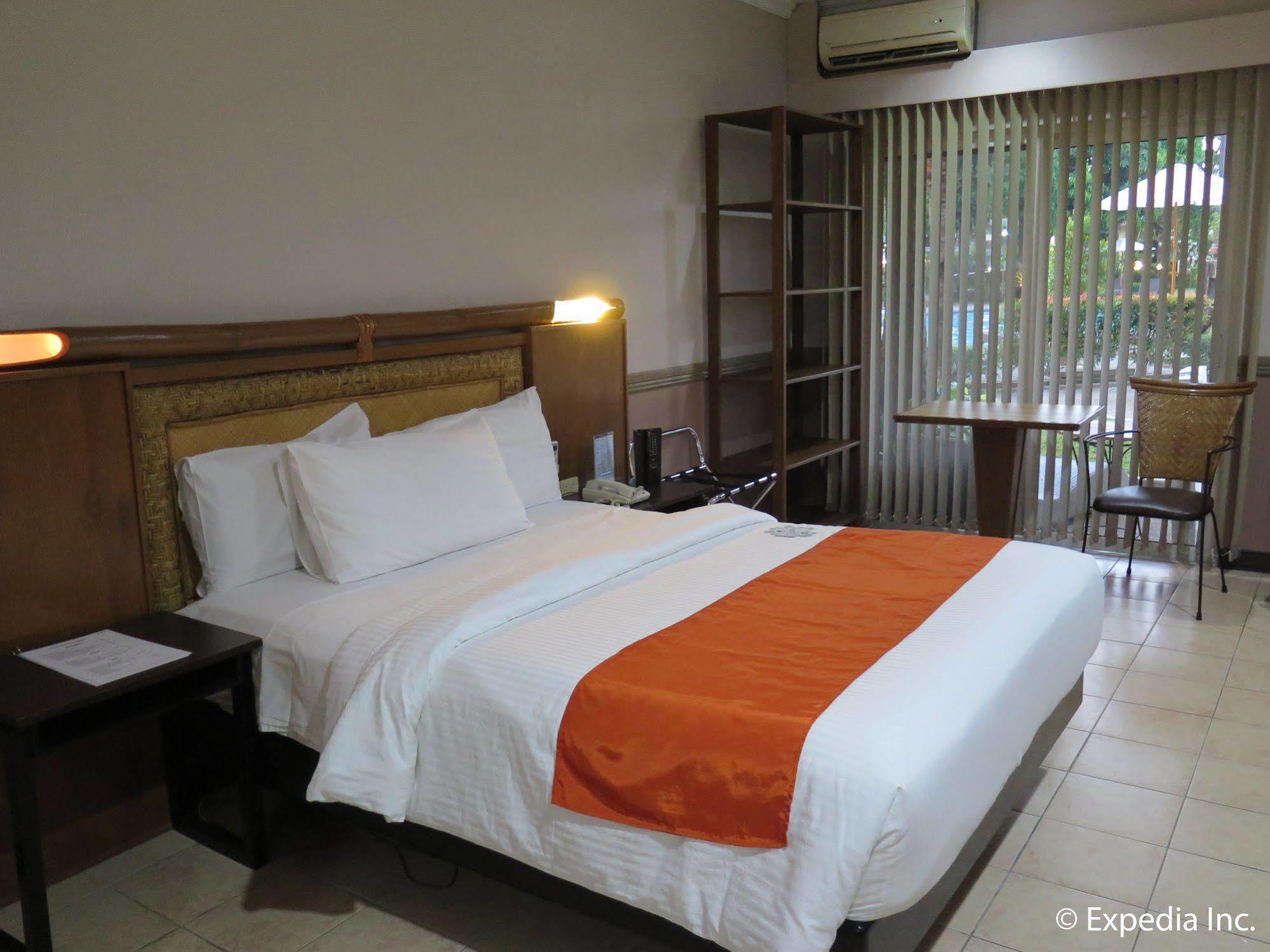 Batangas Country Club Hotell Exteriör bild