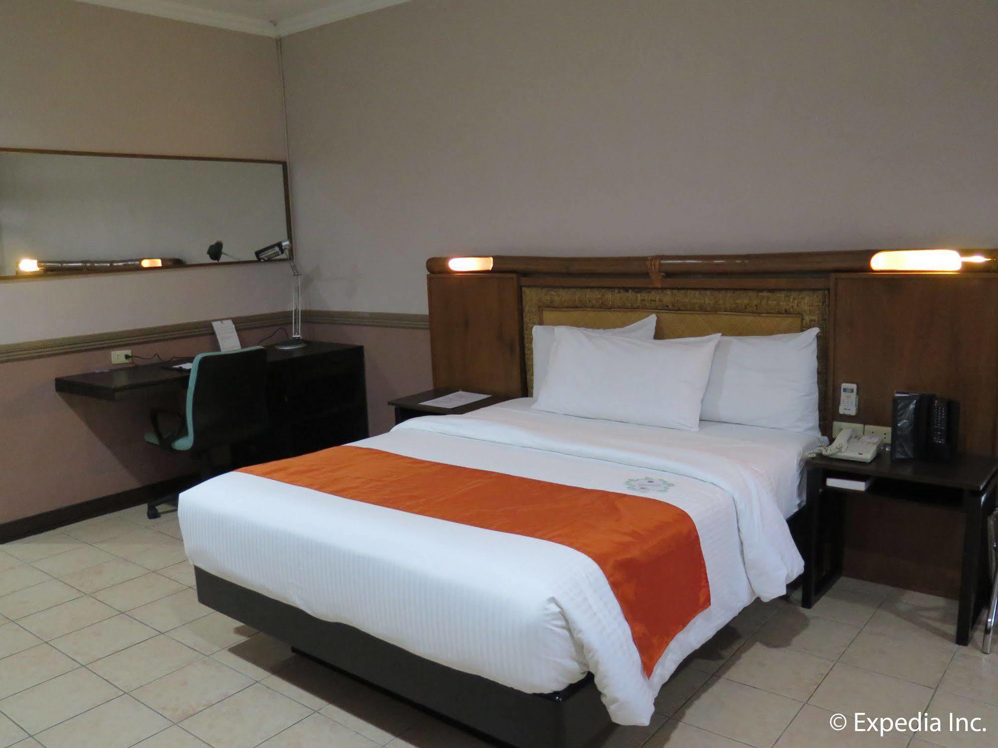 Batangas Country Club Hotell Exteriör bild
