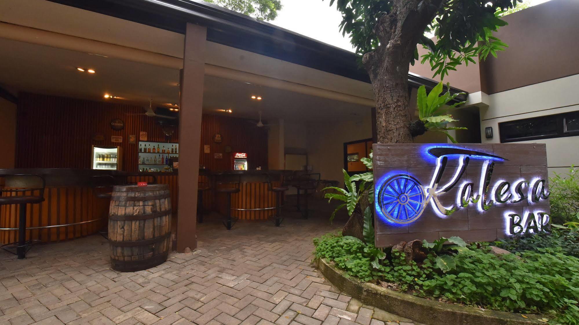 Batangas Country Club Hotell Exteriör bild
