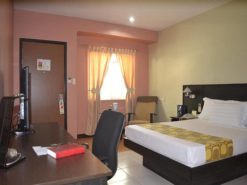 Batangas Country Club Hotell Exteriör bild